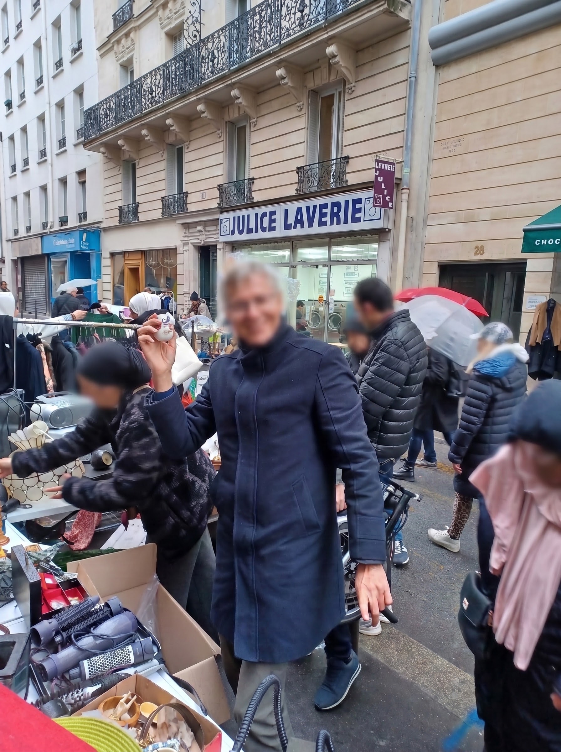 Bénévole de Coeur et Action au vide-grenier de la rue Raymond Losserand