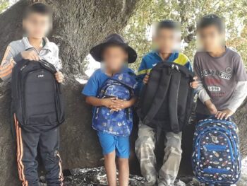 Quatre élèves syriens avec leurs nouveaux cartables offerts par Coeur & Action