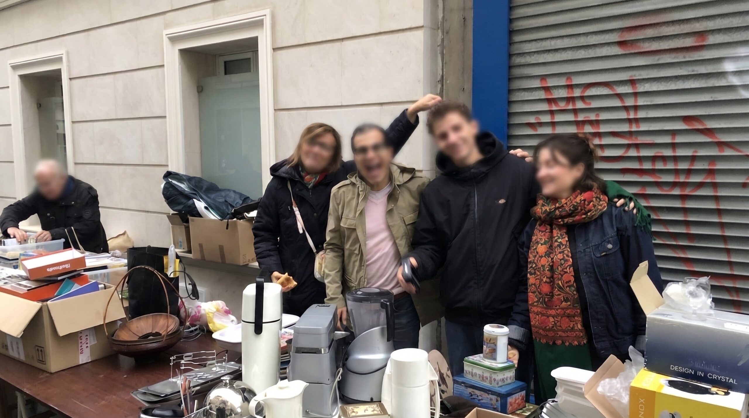Objets en vente sur le stand de Coeur et Action, vide-grenier d'octobre 2024