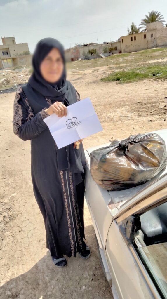 Une femme reçoit un panier alimentaire de Coeur et Action, Ramadan 2024