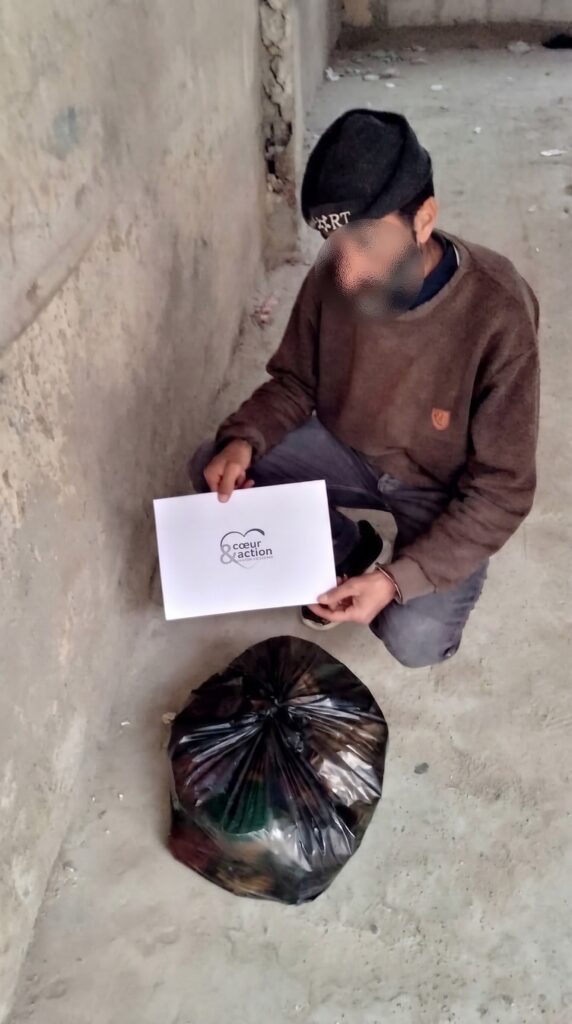 Un père de famille avec son panier alimentaire, Ramadan 2024 en Syrie